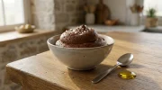 Une coupe de mousse au chocolat aérienne décorée de copeaux de chocolat noir